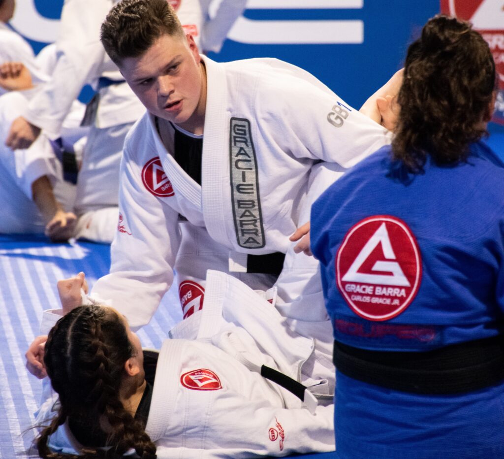 Adults jiu-jitsu training